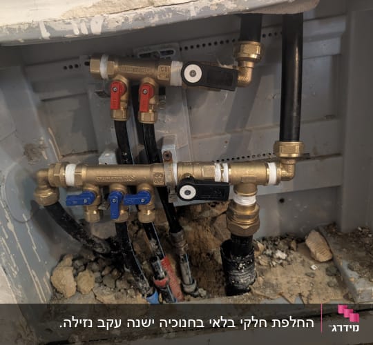 צנרת מים עם ברזים וחיבורים